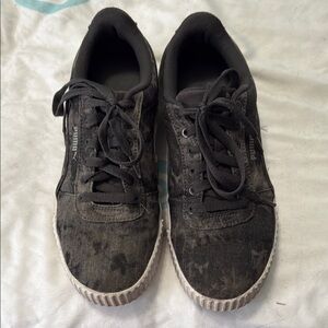 Puma Black Sneakers with Classic Design and Textured Soles